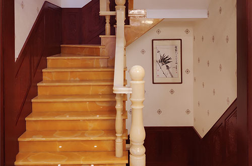 环翠中式别墅室内汉白玉石楼梯的定制安装装饰效果